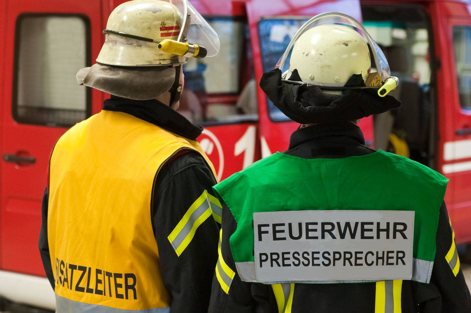 “Breaking News aus dem Einsatzgeschehen: So gelingt dir eine schnelle und präzise Informationsverbreitung als Pressesprecher der Feuerwehr”.
